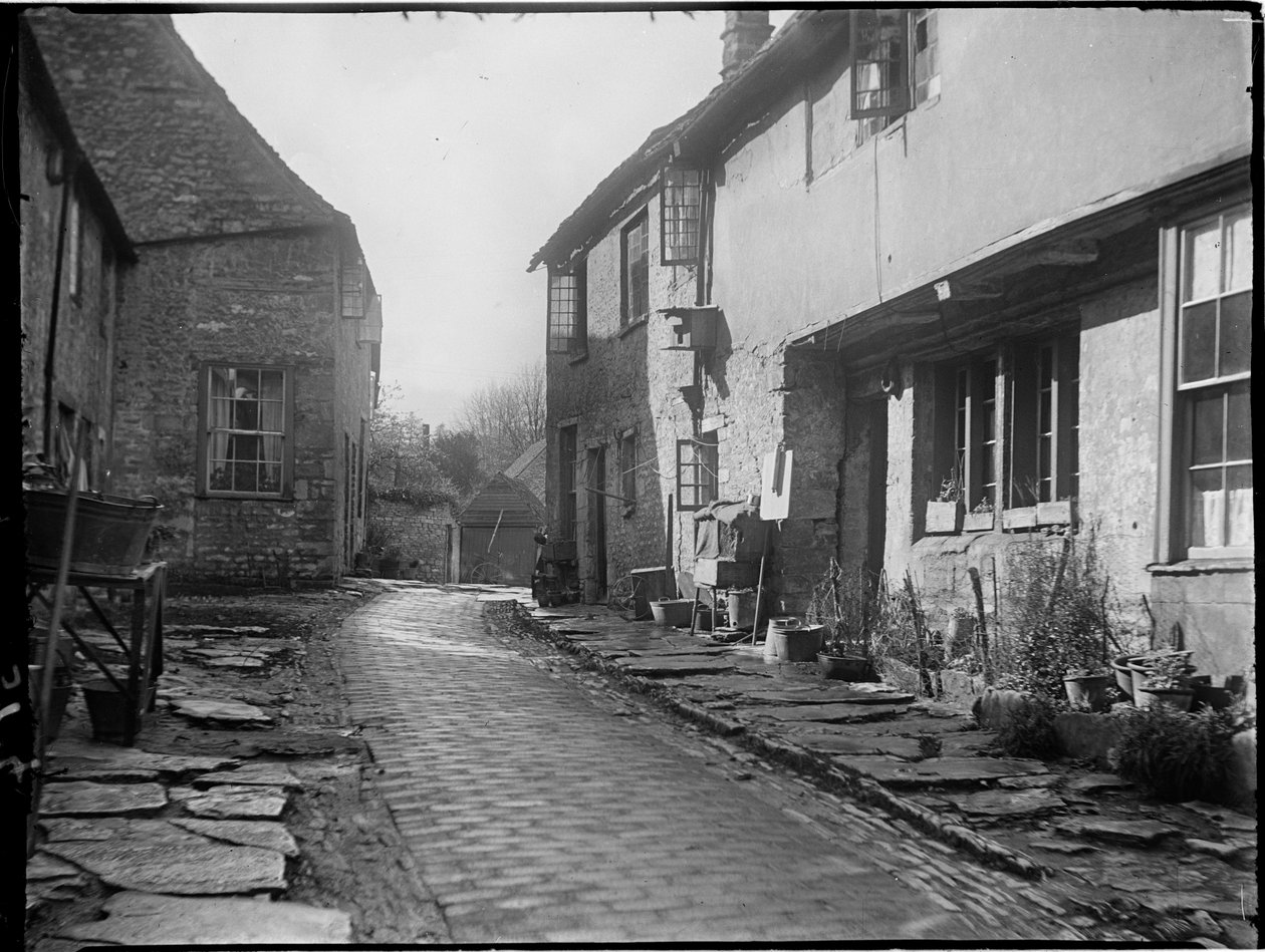 Old George Yard, Burford, Oxfordshire, 22 kwietnia 1924 - 06 maja 1924 (czarno-białe zdjęcie) autorstwa Katherine Jean Macfee