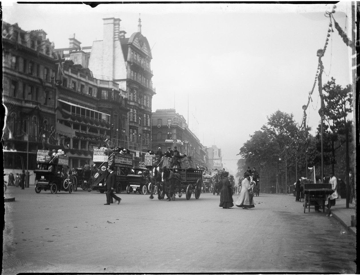Piccadilly, City Of Westminster, Londyn, 20.06.1911 (czarno-białe zdjęcie) autorstwa Katherine Jean Macfee