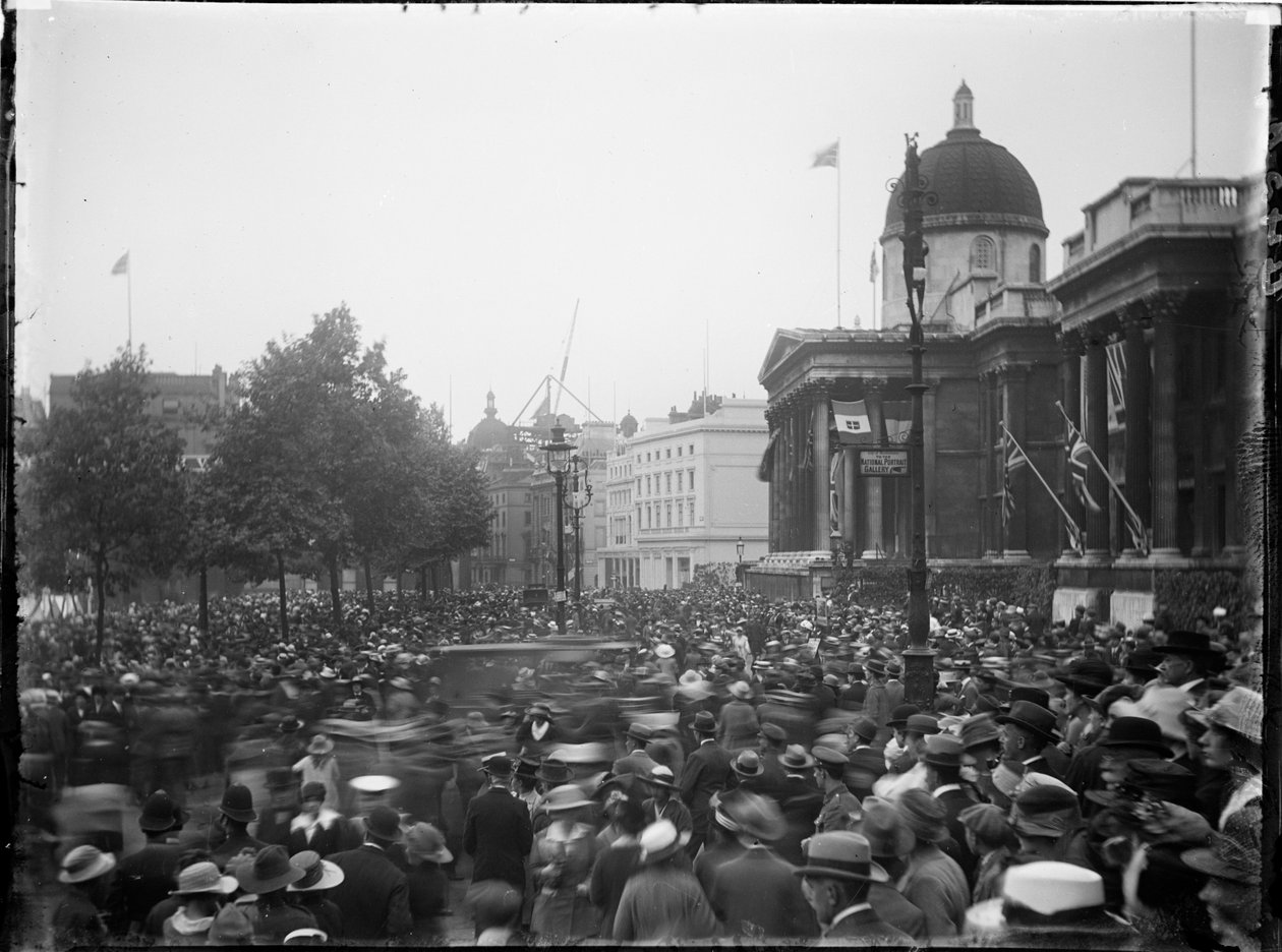 Trafalgar Square, St James, City Of Westminster, Londyn, 28.06.1919 (czarno-białe zdjęcie) autorstwa Katherine Jean Macfee