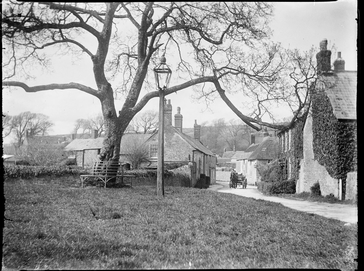 Village Green, Burton Bradstock, Dorset, 24 kwietnia 1922 - 08 maja 1922 (czarno-białe zdjęcie) autorstwa Katherine Jean Macfee