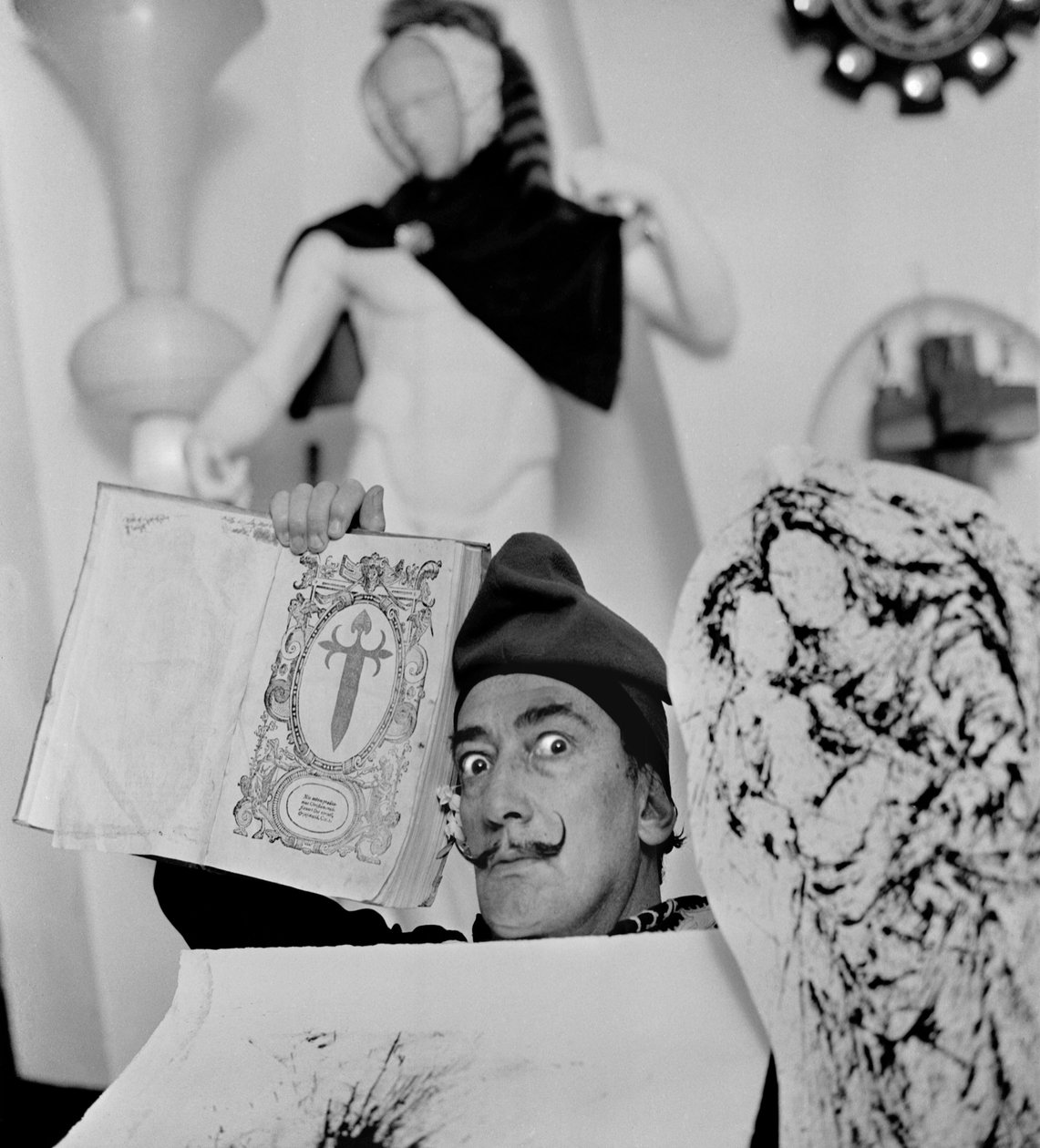 Salvador Dali w swoim domu w Port Lligat, listopad 1957 (zdjęcie czarno-białe) autorstwa Alec Hunter