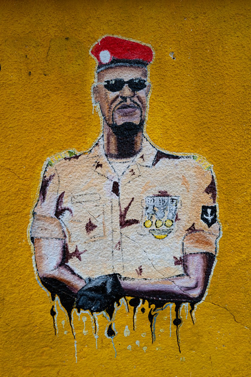 Street art portret Mamadiego Doumbouyi, Konakry, 2019 autorstwa Alec Hunter