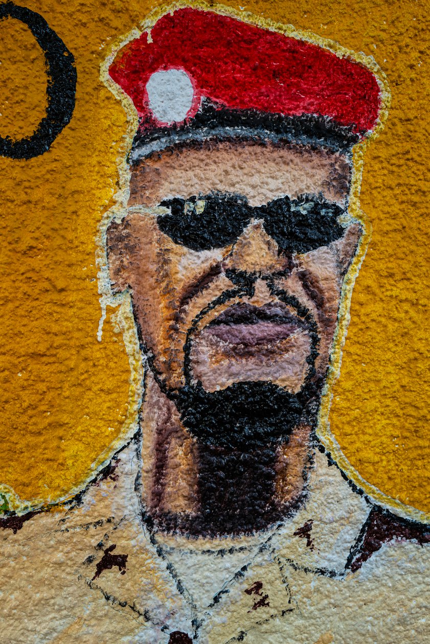 Street art portret Mamadiego Doumbouyi, Konakry, 2019 autorstwa Alec Hunter