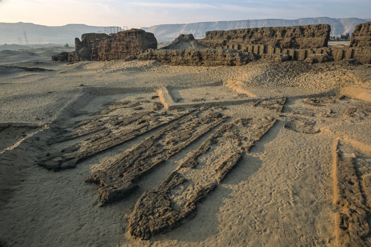 Abydos, drewniane łodzie z desek sprzed 5000 lat w grobie z cegły mułowej, wczesny okres dynastyczny, 2005 r. (zdjęcie) autorstwa Kenneth Garrett