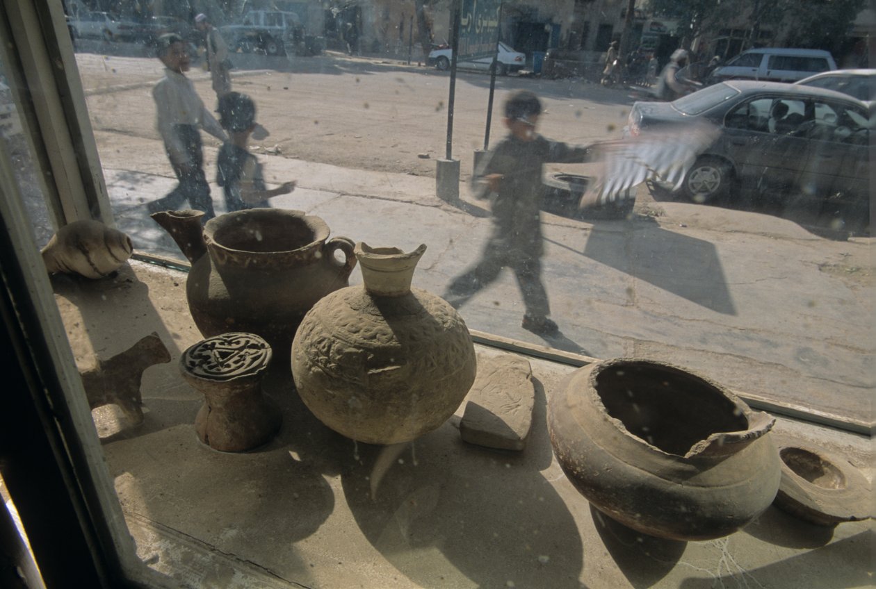 Afganistan; Herat; antyki na sprzedaż; wystawa; scena uliczna, mm7167, Mendi..., 2004 (zdjęcie) autorstwa Kenneth Garrett
