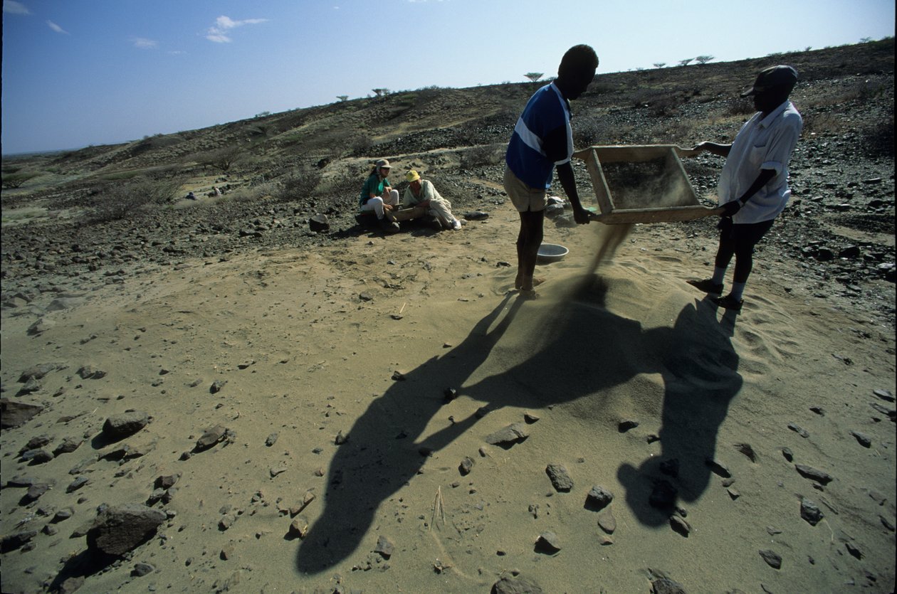Allia Bay, Kenia; Turkana; Szukanie skamieniałości, Alan Walker, Pennsylvania State Unive... autorstwa Kenneth Garrett