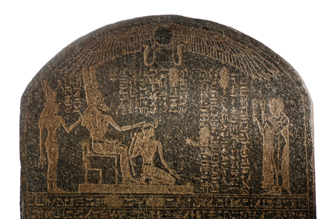 Stela koronacyjna Aspelta, bóg Amon z głową barana i Mut, okres Napatan, panowanie..., 2007 (zdjęcie) autorstwa Kenneth Garrett