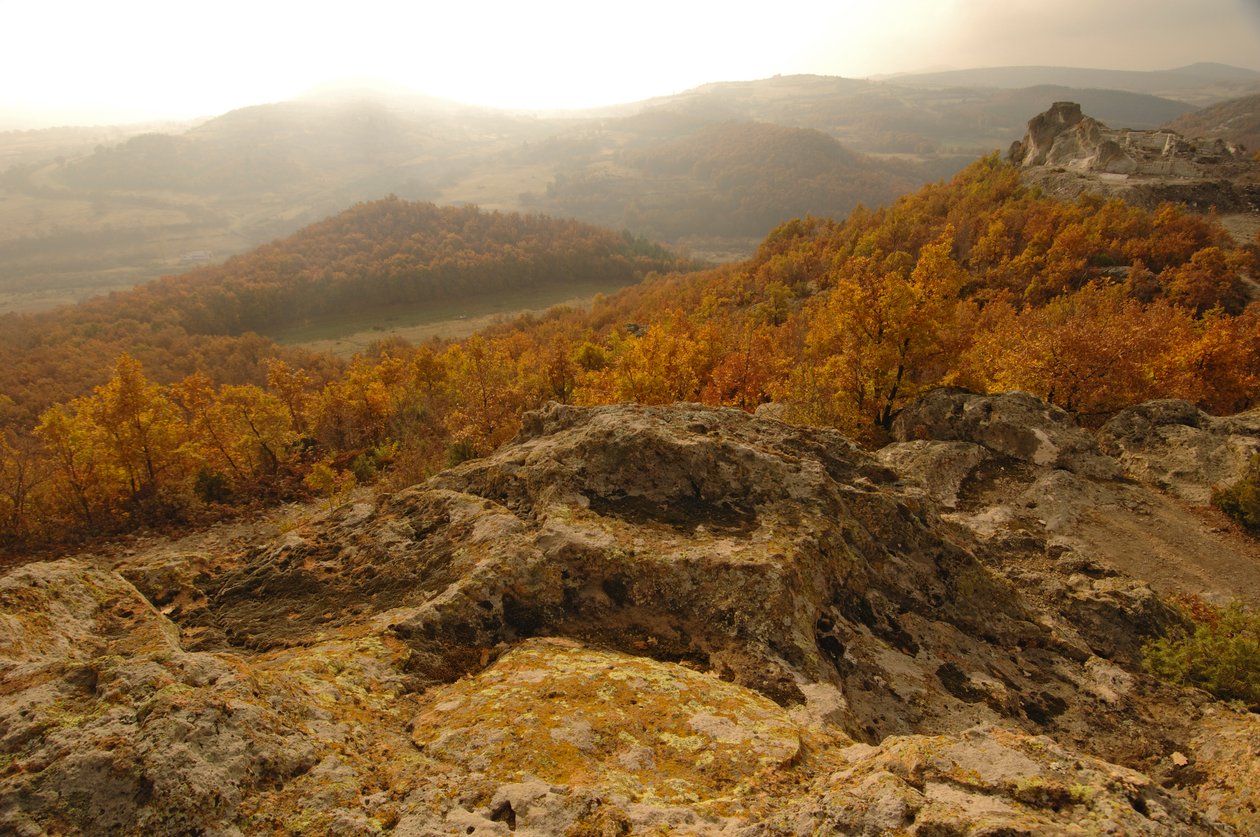 Bulgarian Gold Rush Story, mm7384, Tatul Site, Kardjali Province, dom Orfeusza, 2006 (zdjęcie) autorstwa Kenneth Garrett