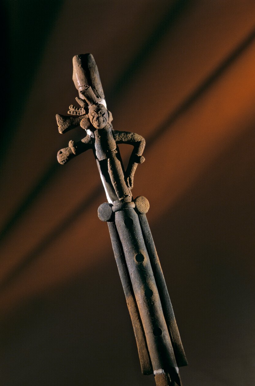 Flet ceramiczny, artefakt z domu szlacheckiego w Aguateca, stolicy Majów AD 700-800, Gwatemala, 2006 (zdjęcie) autorstwa Kenneth Garrett