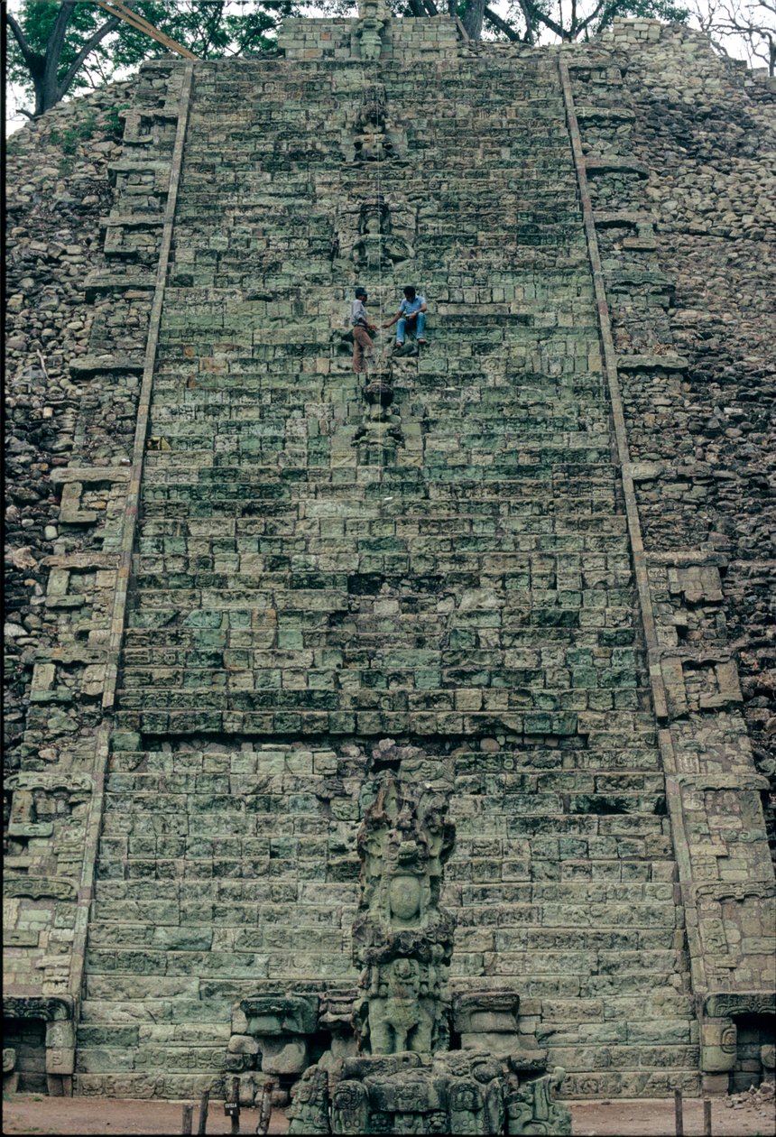 Copan, schody hieroglificzne, świątynia 26, Majowie, Honduras, La Ruta Maya autorstwa Kenneth Garrett