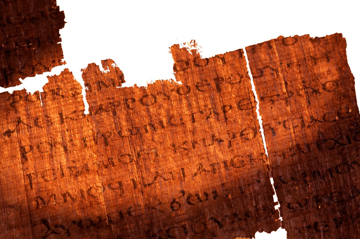 Fragment strony z Ewangelii Judasza; tekst na stronie: Jezus do Judasza "Przekroczysz..., 2006 (zdjęcie) autorstwa Kenneth Garrett