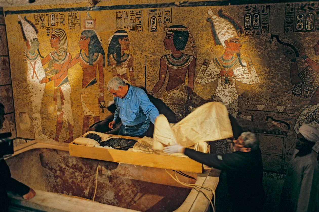 Dr Zahi Hawass i cały egipski zespół badawczy wyjmują mumię króla Tuta z grobowca..., 2005 (zdjęcie) autorstwa Kenneth Garrett