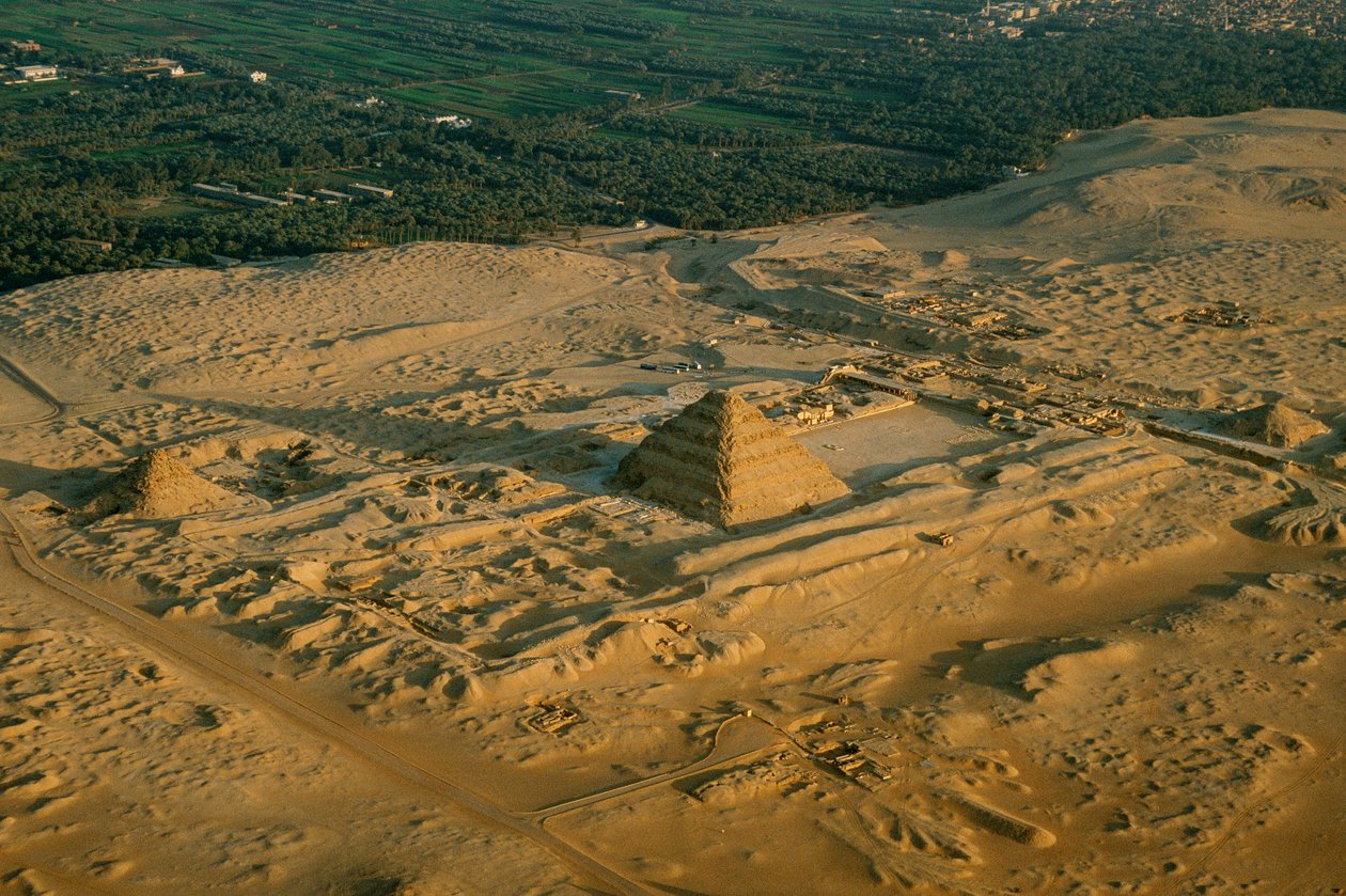 Egipt; archeologia; Stare Państwo; Sakkara; piramida Dżesera, piramida schodkowa, 3. dynastia autorstwa Kenneth Garrett