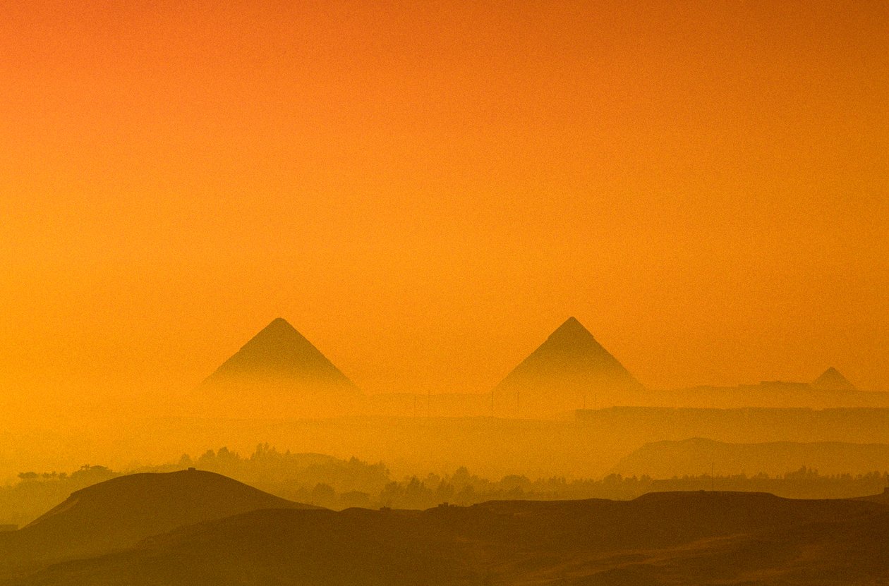 Egipt; Stare Państwo; Płaskowyż Giza; Piramidy w Gizie; Chufu; Chafre; Menkaure autorstwa Kenneth Garrett
