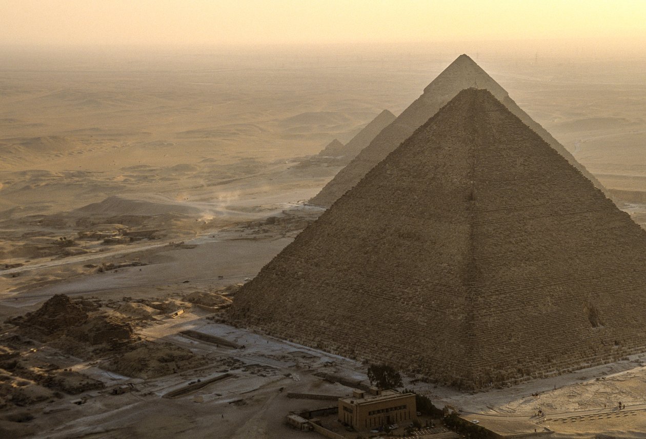 Stare Królestwo Egiptu; piramidy w Gizie; Giza; Egipt; z lotu ptaka autorstwa Kenneth Garrett