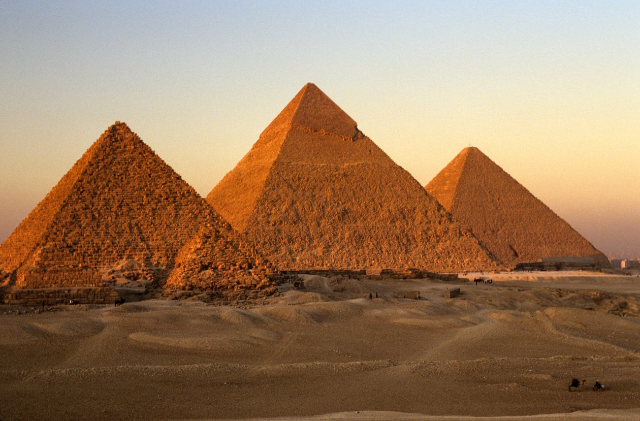 Stare Państwo Egipskie; piramidy; płaskowyż Giza; Giza; Egipt autorstwa Kenneth Garrett