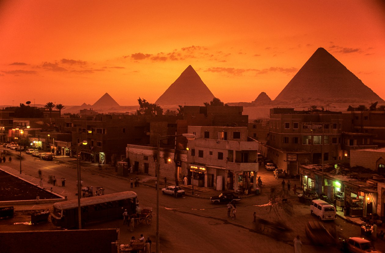 Stare Królestwo Egiptu; miasto z piramidami; płaskowyż Giza; Giza; Egipt autorstwa Kenneth Garrett