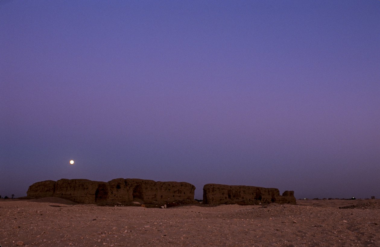 Księżyc w pełni zachodzący nad Shunet of Khasekhemuy, Abydos, Egipt, 2005 (zdjęcie) autorstwa Kenneth Garrett