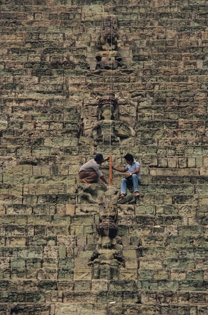 Heiroglificzne schody; Świątynia 26, Majowie, Copan, Honduras, okres klasyczny autorstwa Kenneth Garrett