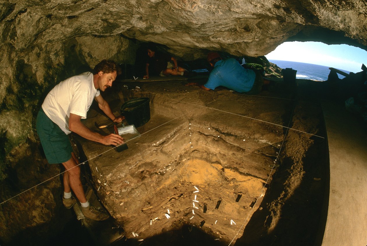Ludzie z epoki lodowcowej; Jaskinia Blombos; Chris Henshilwood; 90 000 BP; RPA; Współcześni ludzie, 2000 (zdjęcie) autorstwa Kenneth Garrett