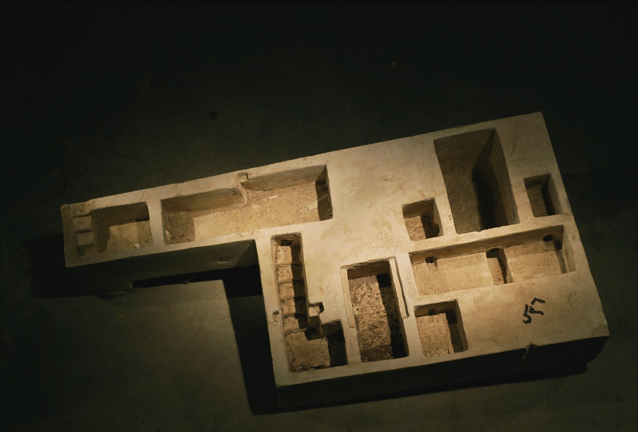 Wapienny model królewskiego grobowca, Średnie Państwo, 2002 r. (zdjęcie) autorstwa Kenneth Garrett