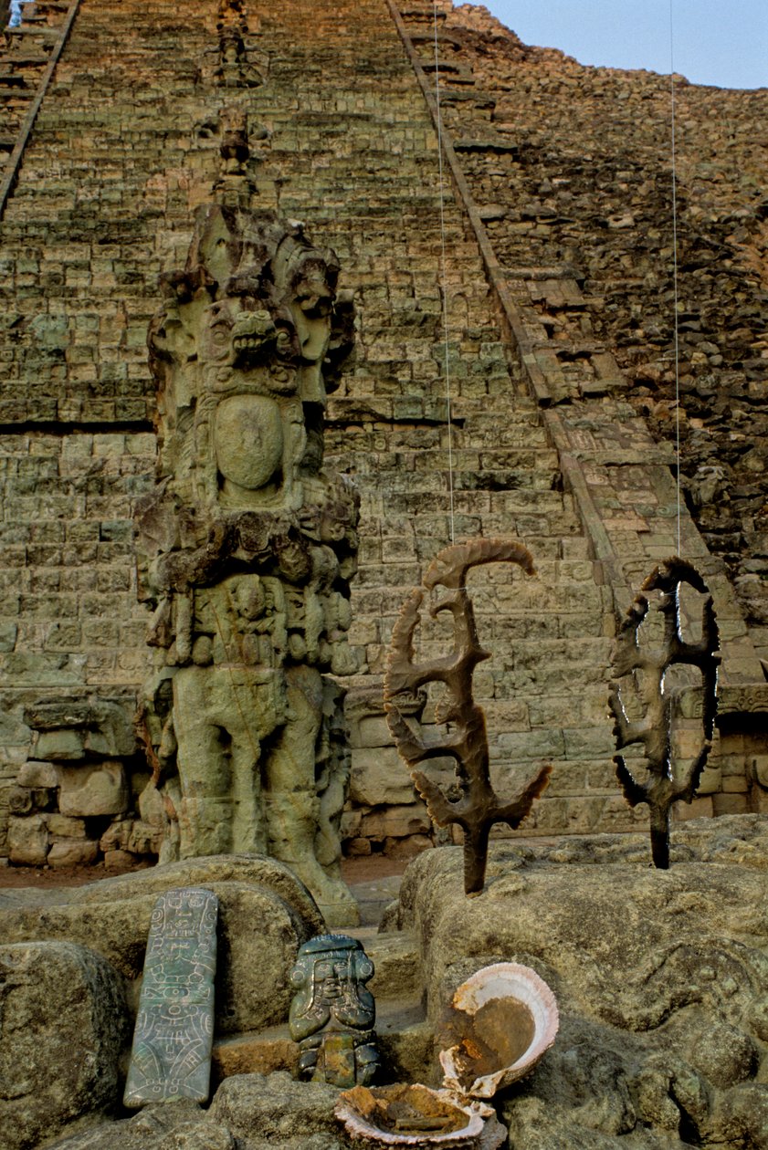 Majowie; Copan; Honduras; Świątynia 26, Heiroglificzne schody, krzemienie, David Stuart znalazł ofiarę... autorstwa Kenneth Garrett
