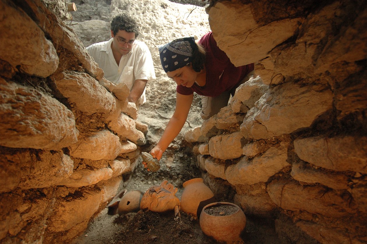 Majowie; malowidła ścienne Majów; San Bartolo; Gwatemala; dr Bill Saturno, 2002 (zdjęcie) autorstwa Kenneth Garrett