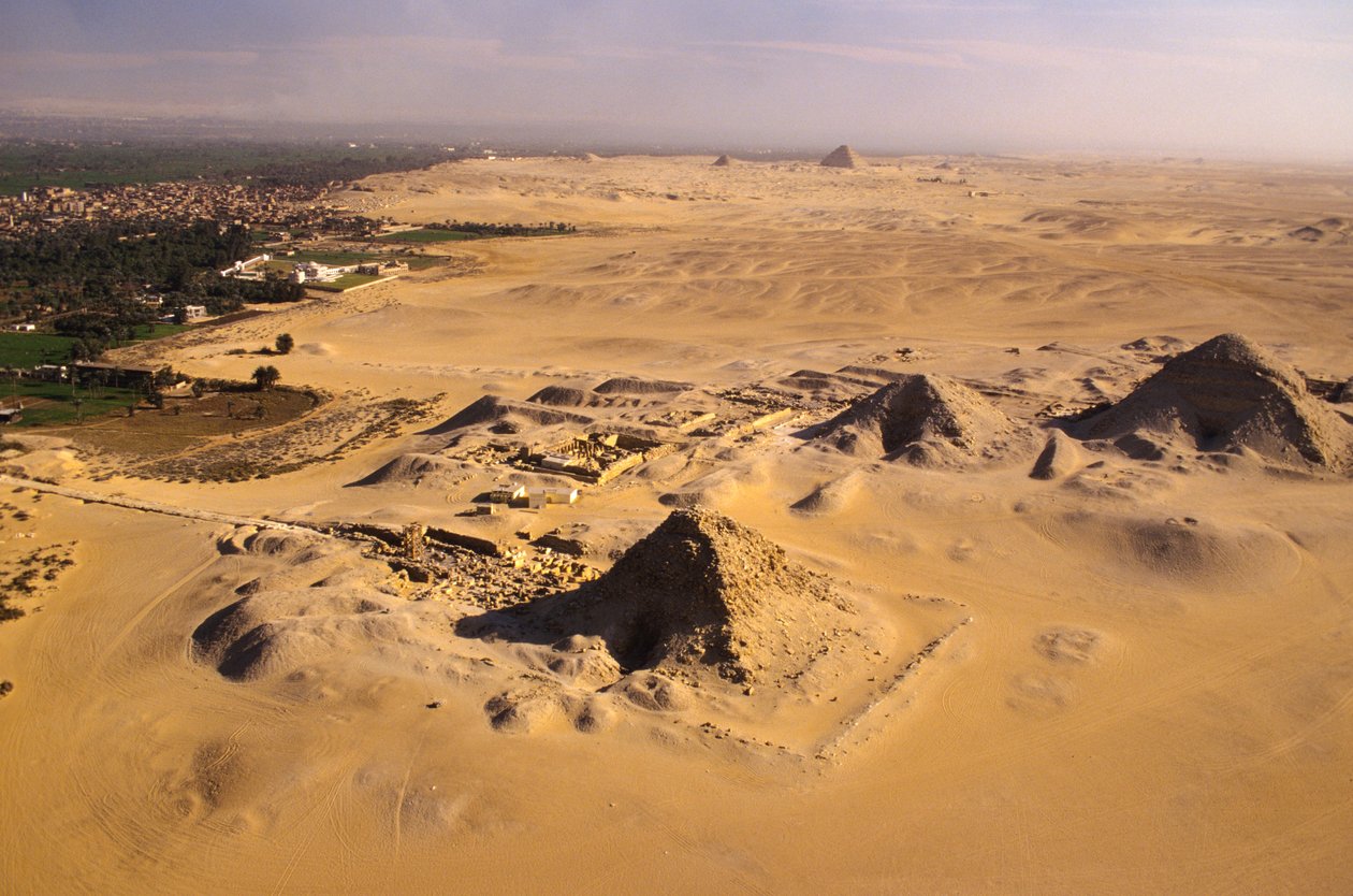 Stare Państwo; piramidy Abusir z lotu ptaka z piramidami Saqqara w oddali; Egipt autorstwa Kenneth Garrett