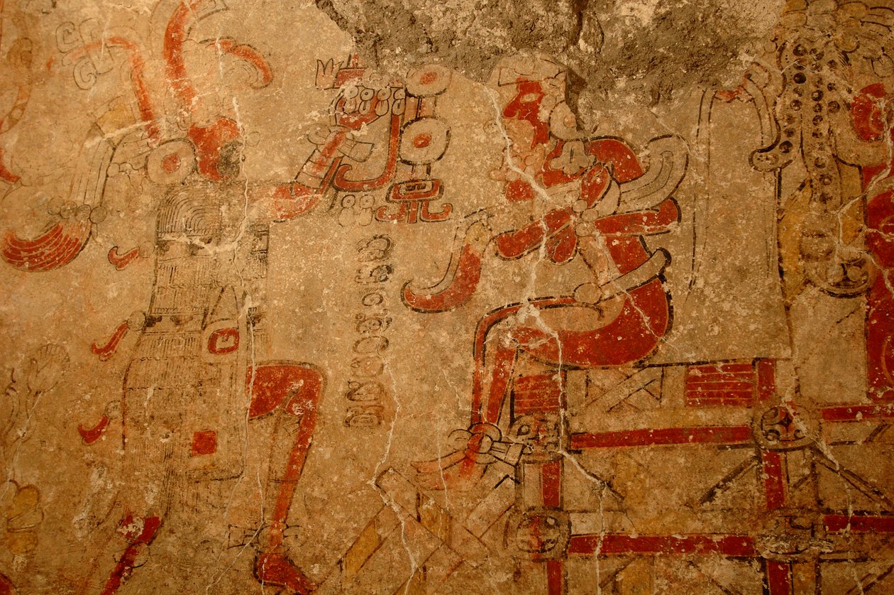 Kapłan koronujący króla na tronie akcesyjnym, mural z okresu wczesnej preklasyki, Maya; Maya..., 2002 (zdjęcie) autorstwa Kenneth Garrett
