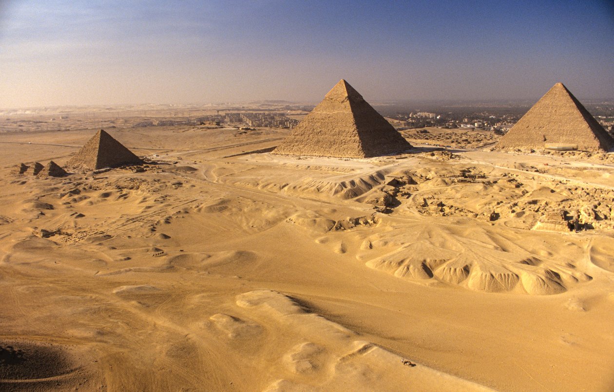 Piramidy w Gizie; Khafre; Khufu; Menkaure, Giza; Egipt autorstwa Kenneth Garrett