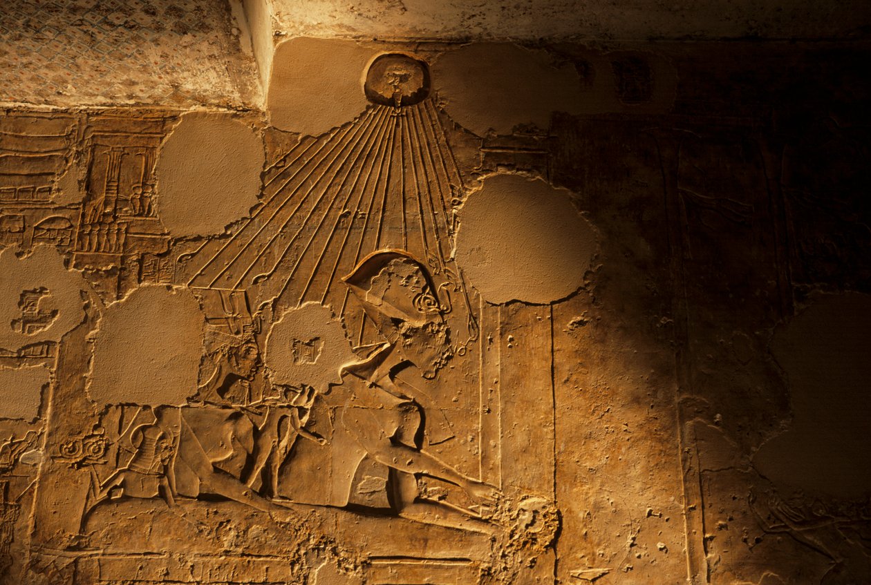 Relief rodziny królewskiej, Echnatona, Nefertiti i córek, grobowiec Mahu, "Wódz P..., 2001 (zdjęcie) autorstwa Kenneth Garrett
