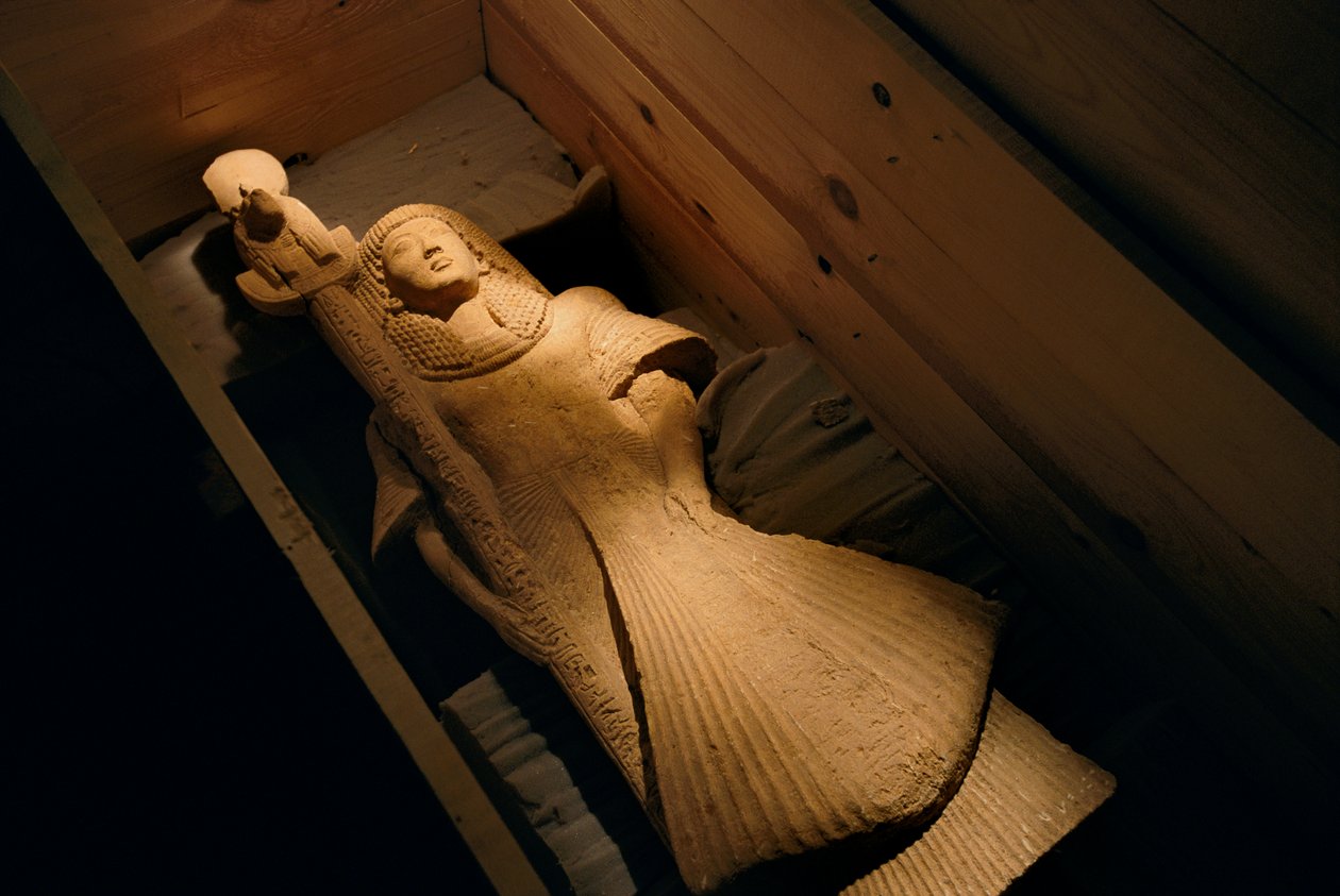 Posąg z piaskowca przedstawiający Nebre jako nosiciela sztandaru lwogłowej bogini wojny Sekhme..., 2002 (zdjęcie) autorstwa Kenneth Garrett