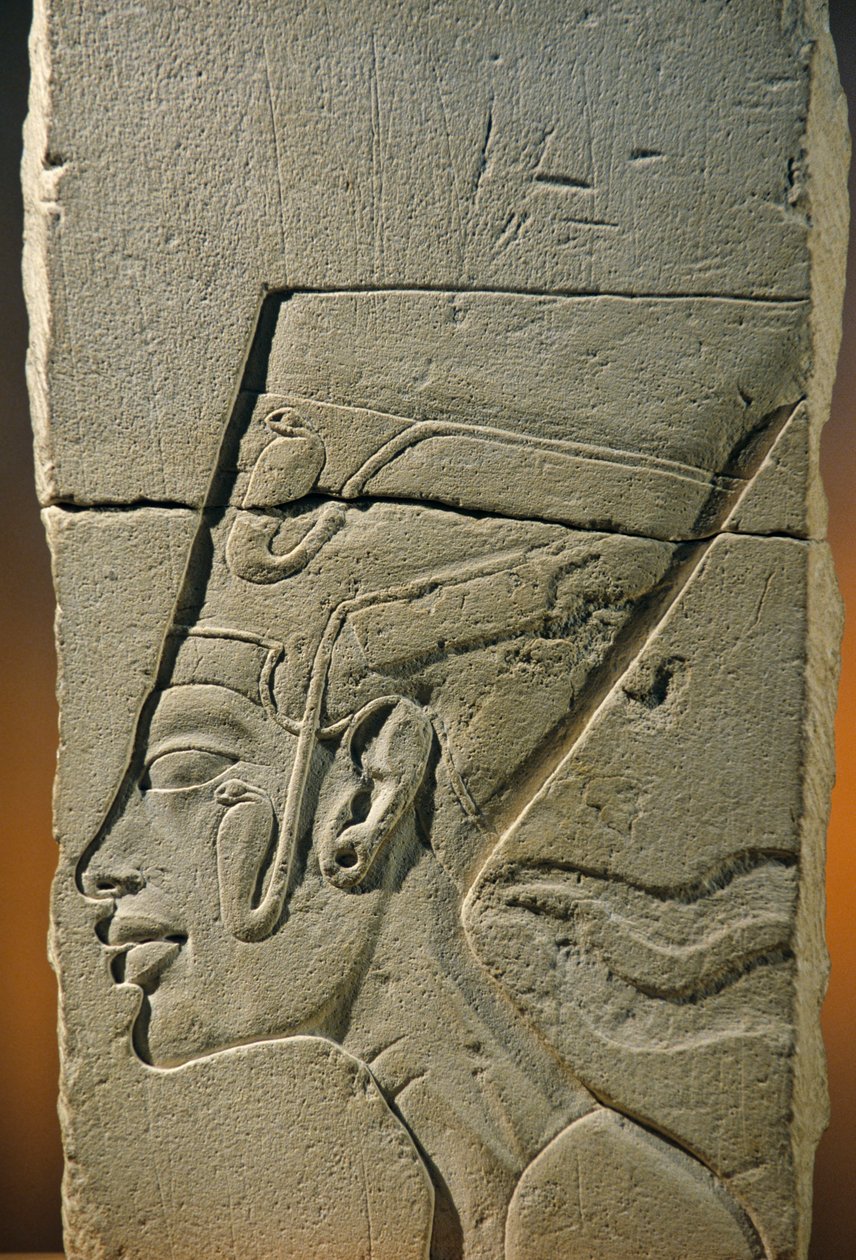 Rzeźbiarski model płaskorzeźby głowy Nefertiti, Amarna; Świątynia Aten; wapień, 2009 (zdjęcie) autorstwa Kenneth Garrett