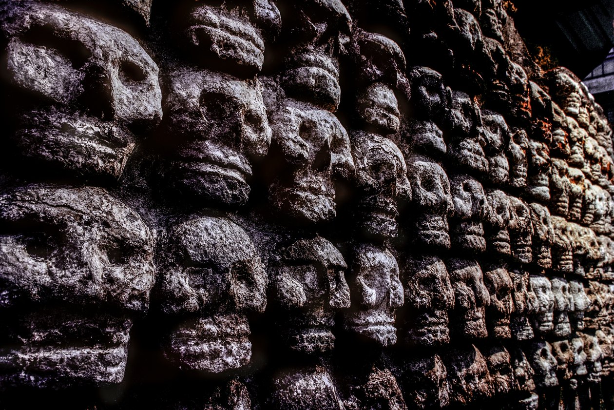 Stojak na czaszki lub Tzompantli, Aztekowie, Meksyk, Templo Mayor, 2010 (zdjęcie) autorstwa Kenneth Garrett