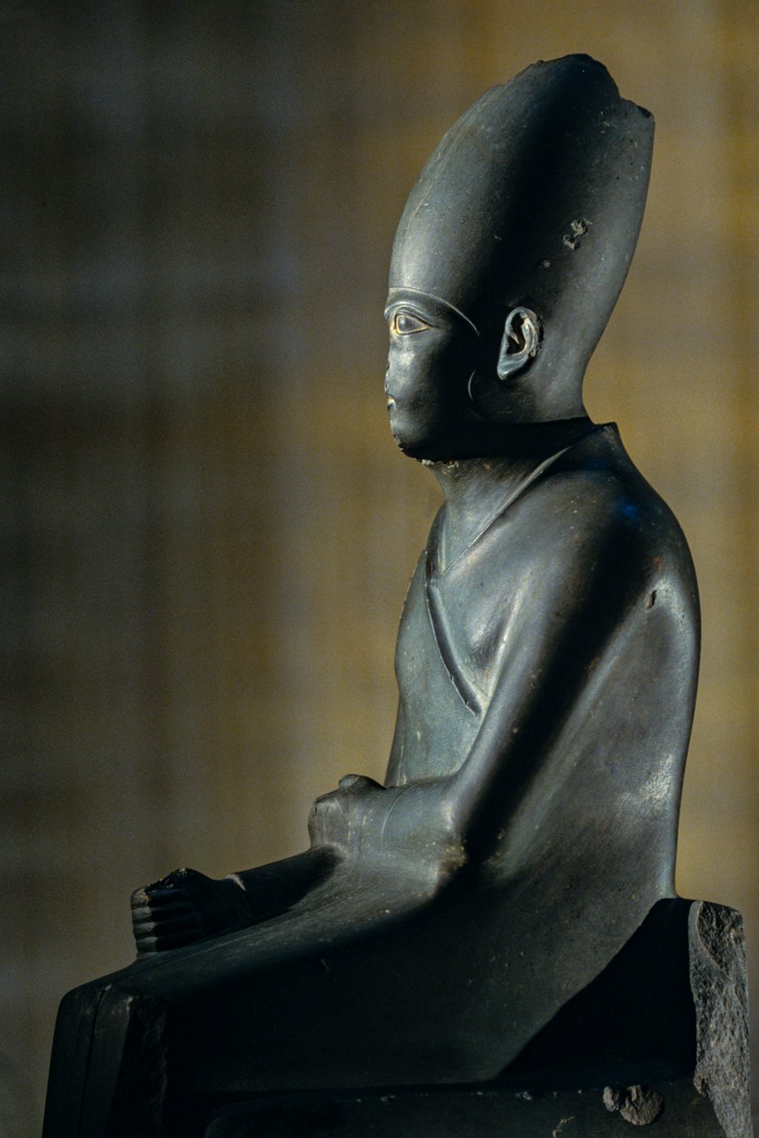 Posąg Khasekhema, Hierakonpolis, faraon z 2. dynastii, Egipt, 2005 r. (zdjęcie) autorstwa Kenneth Garrett