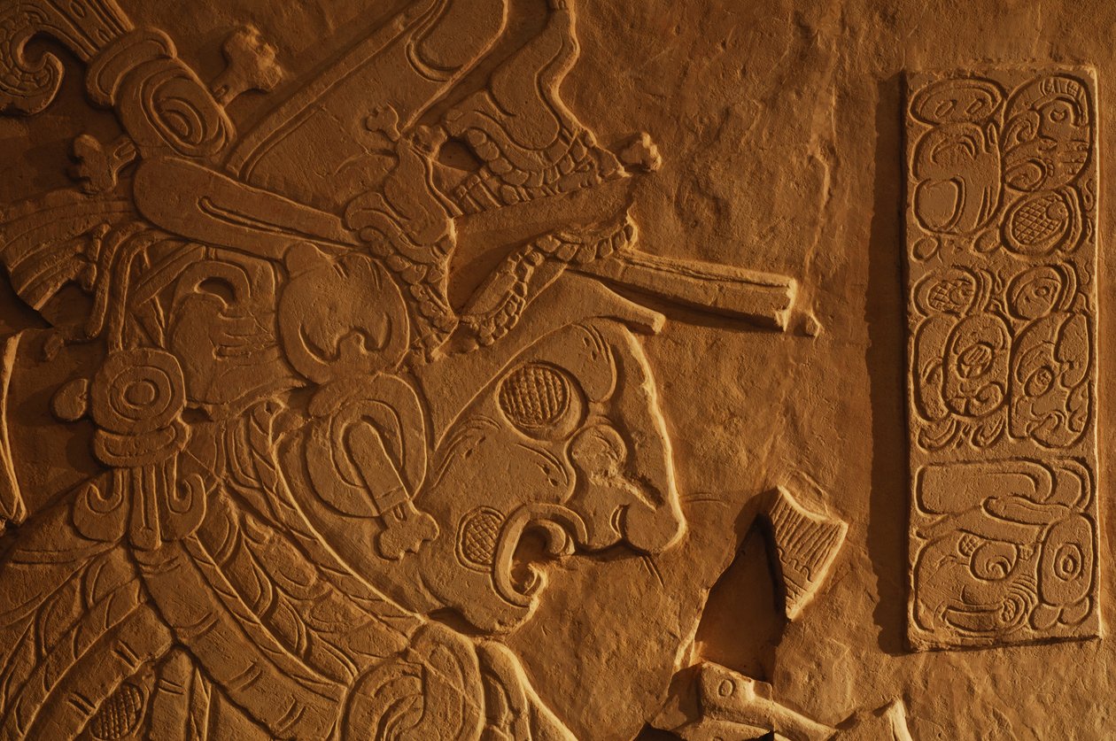 Świątynia 21, ława tronowa, rzeźba króla Akhala Mo Nab, Palenque, Meksyk, 2005 r. (fot.) autorstwa Kenneth Garrett