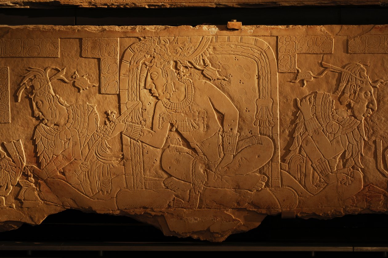Świątynia 21, ława tronowa, rzeźba króla Akhala Mo Nab, Palenque, Meksyk, 2005 r. (fot.) autorstwa Kenneth Garrett