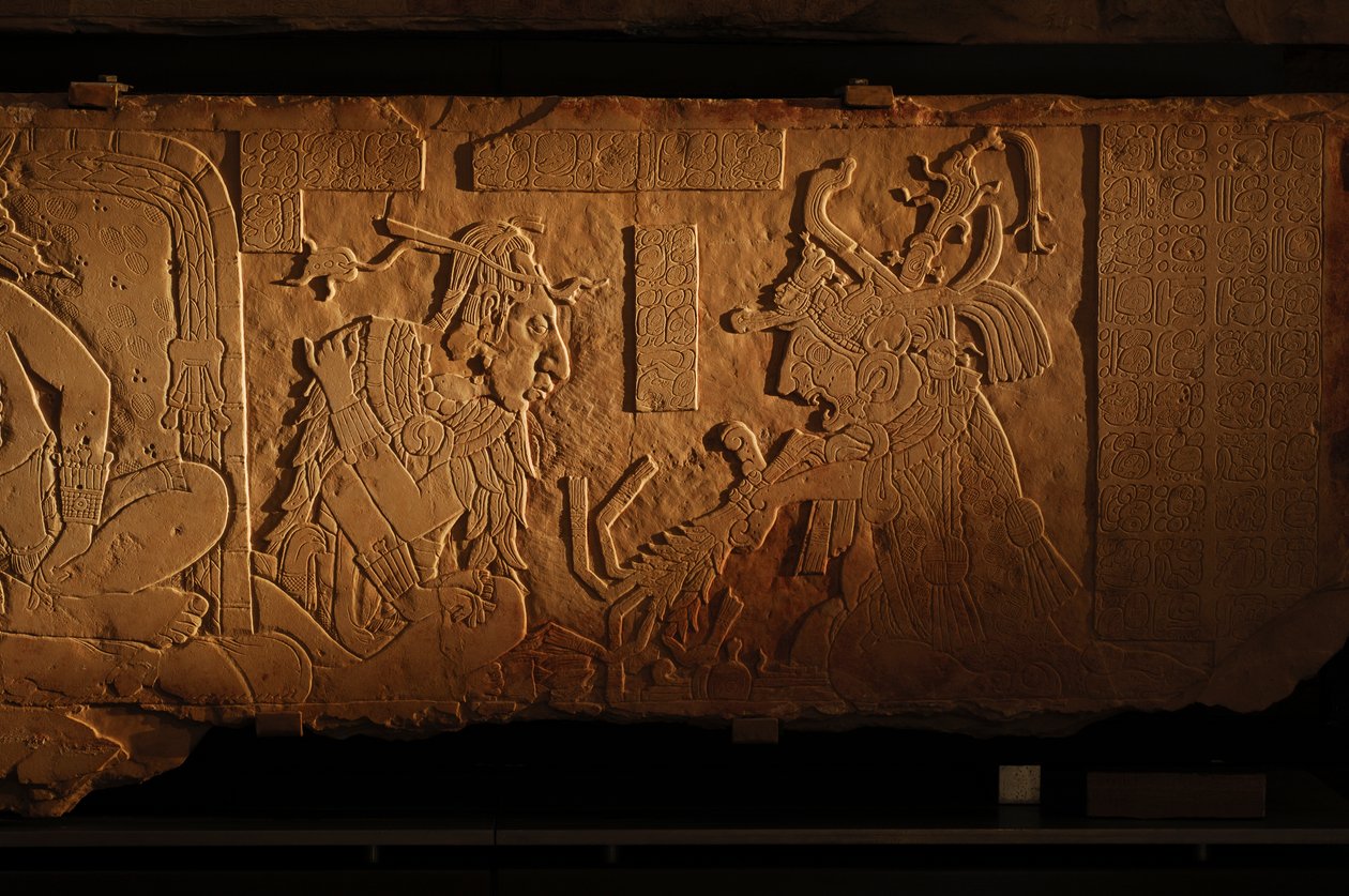 Świątynia 21, ława tronowa, rzeźba króla Akhala Mo Nab, Palenque, Meksyk, 2005 r. (fot.) autorstwa Kenneth Garrett