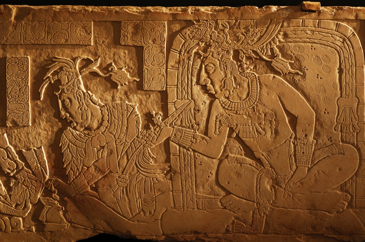 Świątynia 21, ława tronowa, rzeźba króla Akhala Mo Nab, Palenque, Meksyk, 2005 r. (fot.) autorstwa Kenneth Garrett
