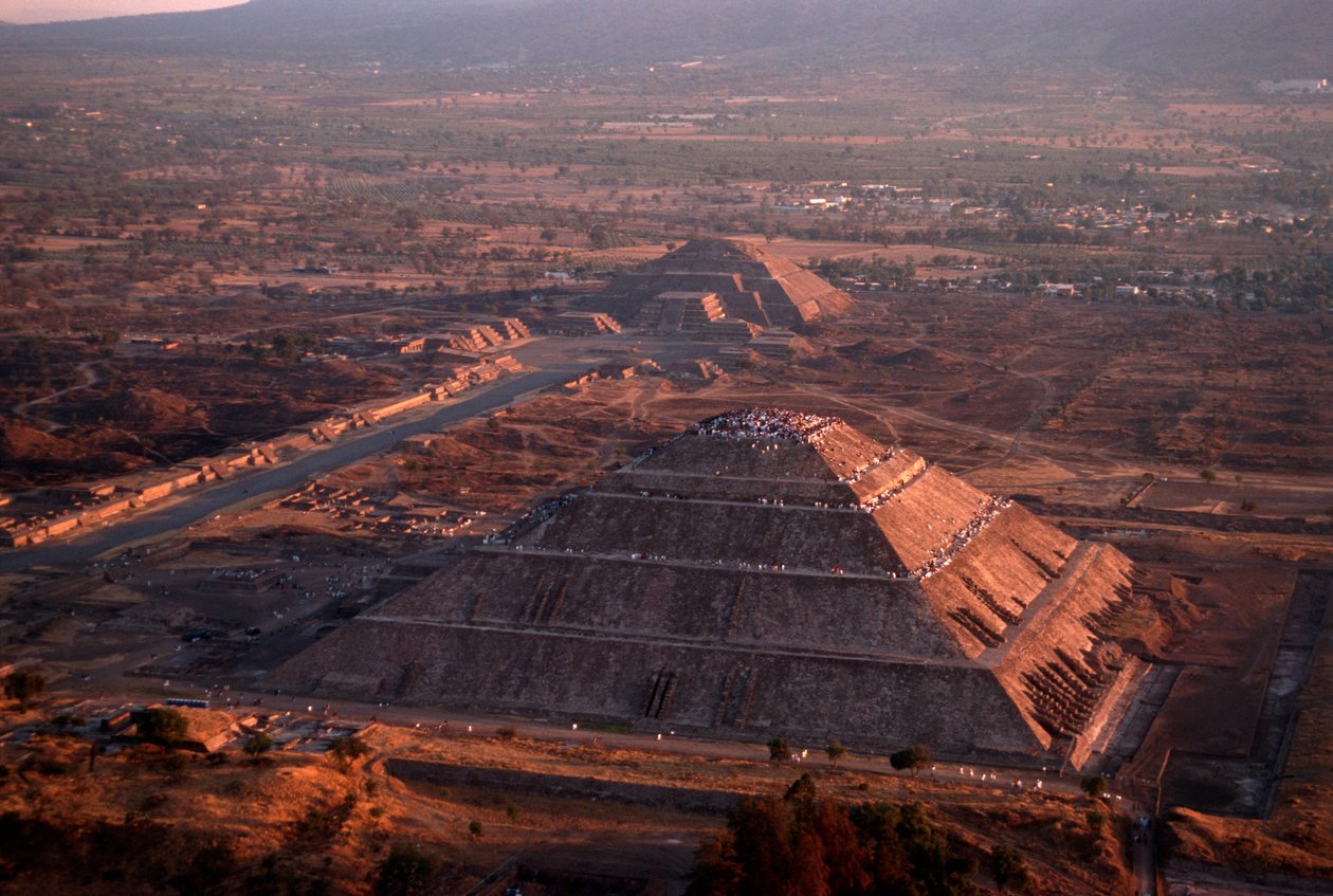 Teotihuacan; Piramida Księżyca; Piramidy; Mezoameryka; Meksyk; Starożytne kultury..., 2005 (zdjęcie) autorstwa Kenneth Garrett