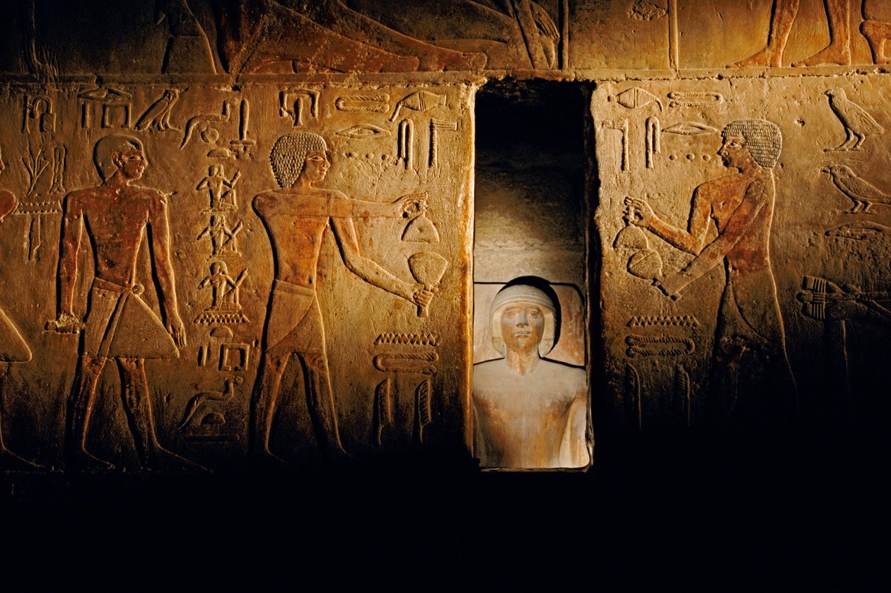 Grobowiec Ti; Egipt; archeologia; Stare Państwo; Sakkara, komora Serdab autorstwa Kenneth Garrett