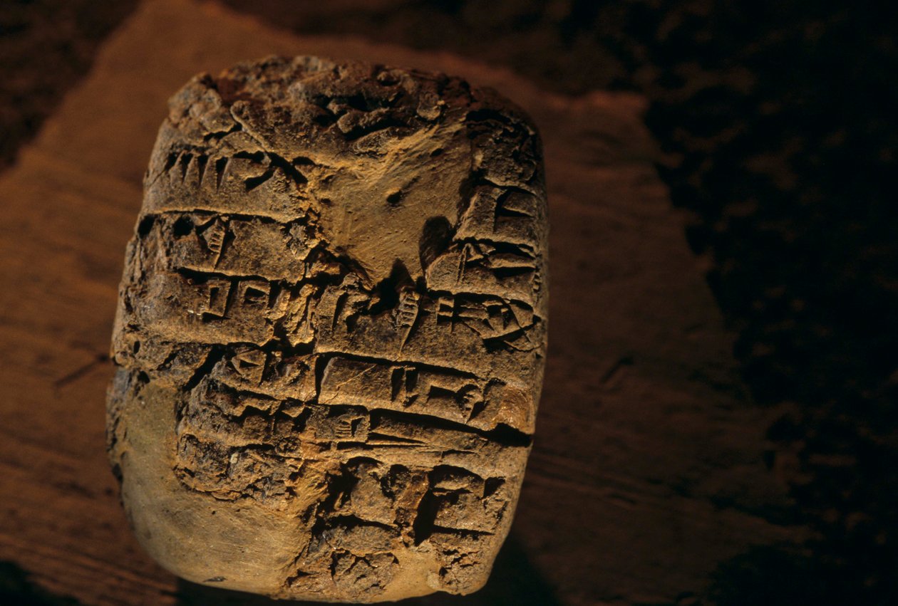 Urkesz, Imperium Hurryjskie, Syria, 2400 r. p.n.e., Giorgio Buccellati, tabliczka z pismem klinowym, 2004 r. (zdjęcie) autorstwa Kenneth Garrett