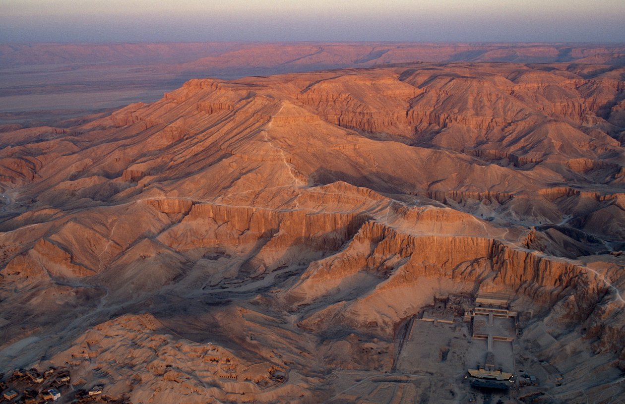 Dolina Królów; Egipt; Qurna; Deir el-Medina, Hatszepsut, Nowe Królestwo autorstwa Kenneth Garrett