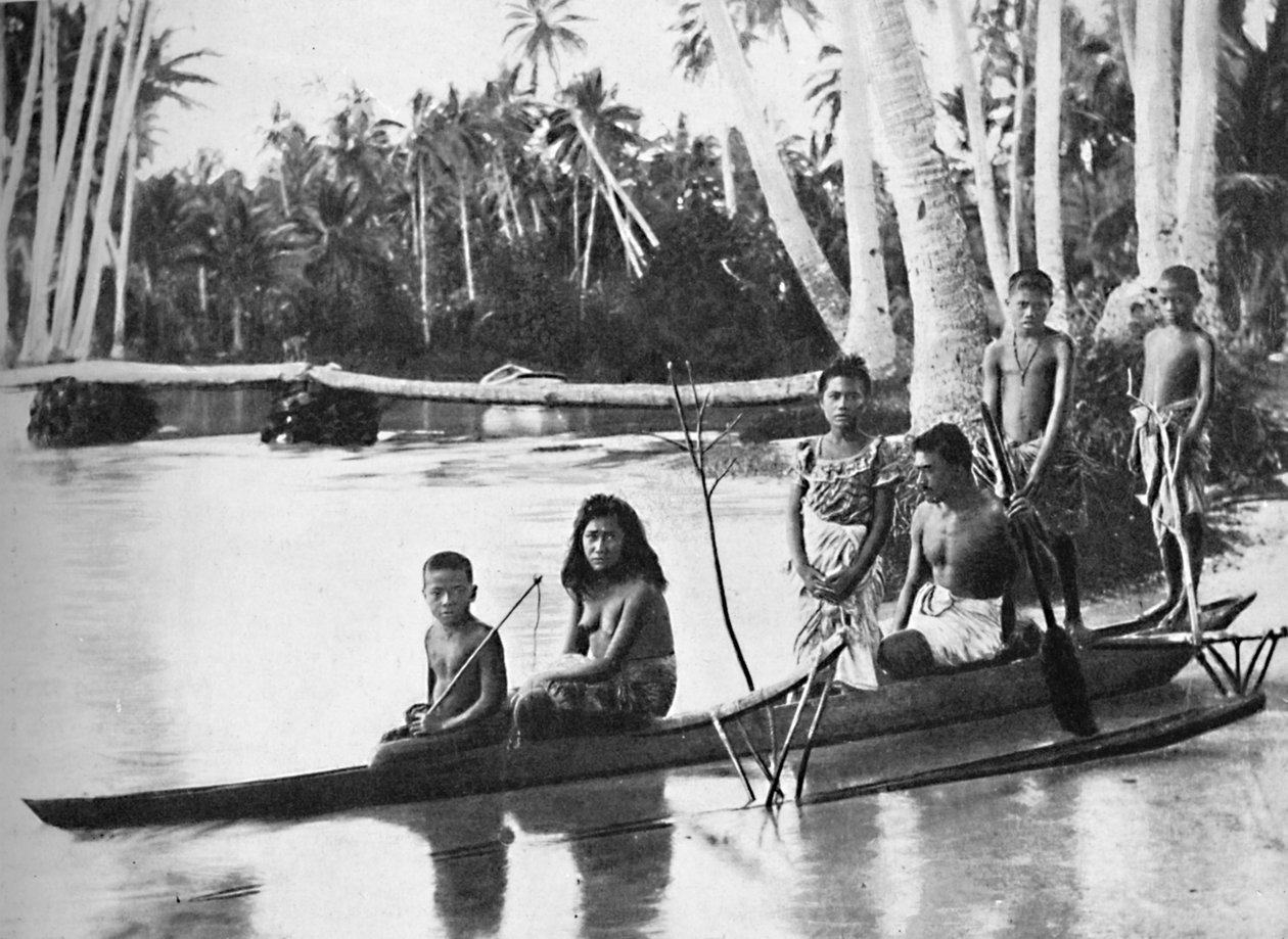 Samoański kajak z podporą i jego pasażerami, 1902 autorstwa Kerry and Co