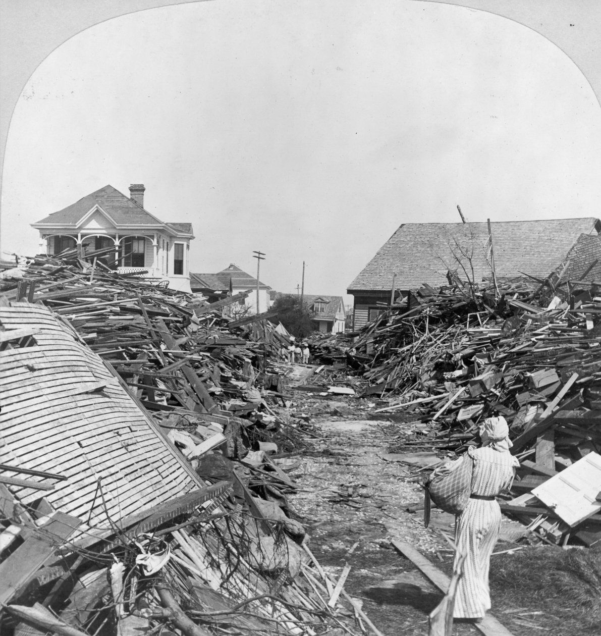 Przejście przez gruz, North na 19th Street, Galveston autorstwa Keystone View Company