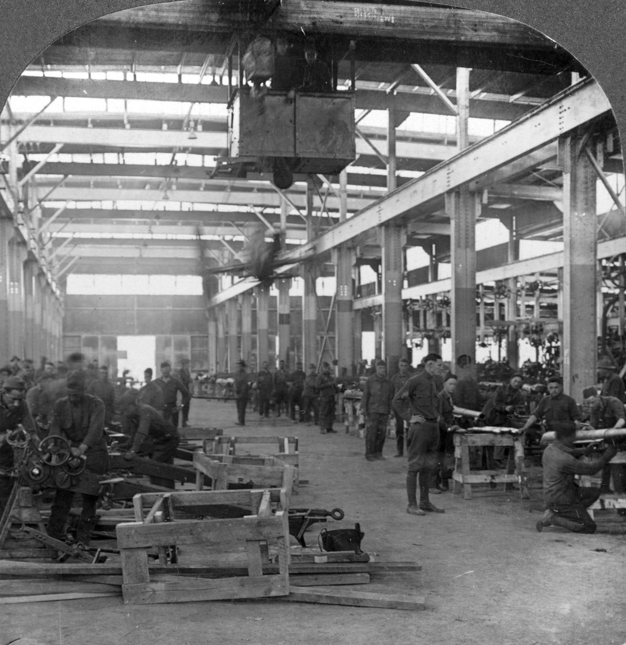 Warsztaty naprawy amunicji armii amerykańskiej w Mehun-sur-Yèvre, Francja, c1918-c1919 autorstwa Keystone View Company