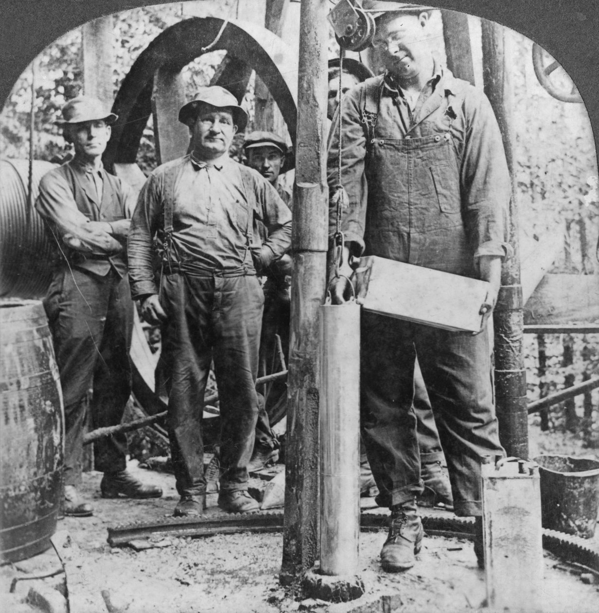 Napełnianie muszli nitrogliceryną, pole naftowe w Pensylwanii, USA, początek XX wieku autorstwa Keystone View Company