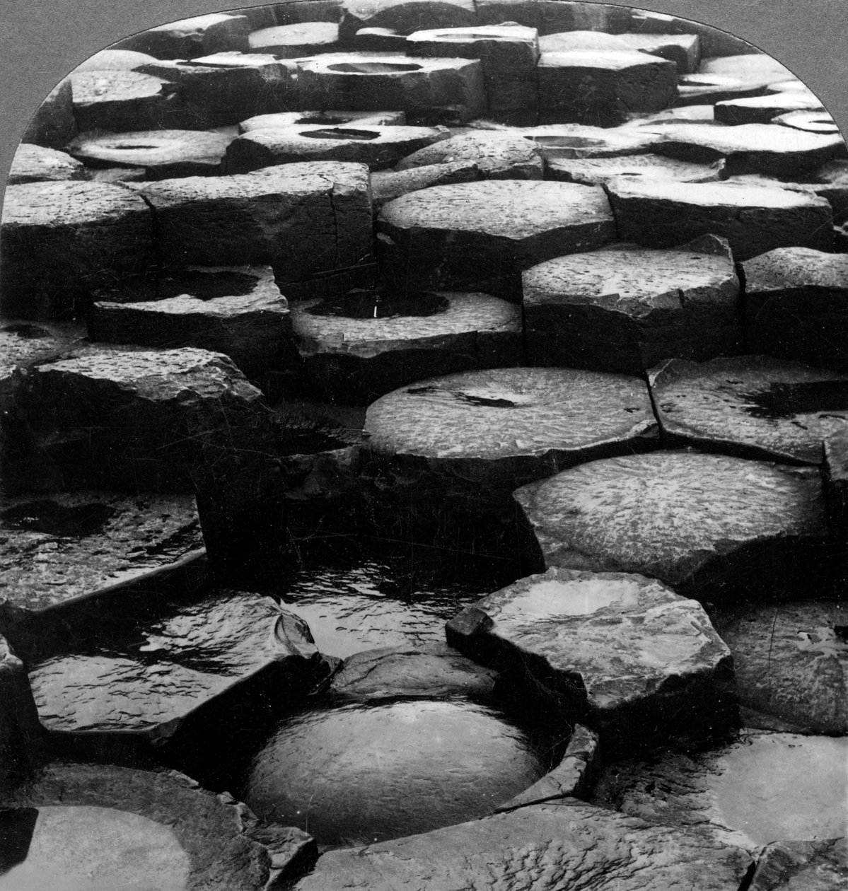 Giants Causeway, Antrim, Irlandia Północna. autorstwa Keystone View Company