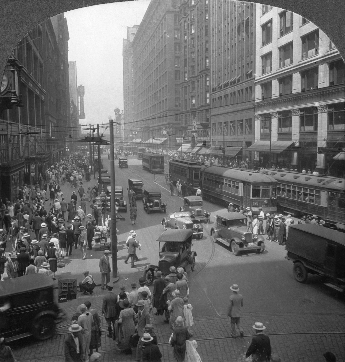 W sercu dzielnicy handlowej na State Street, Chicago, Illinois, USA, początek XX wieku autorstwa Keystone View Company