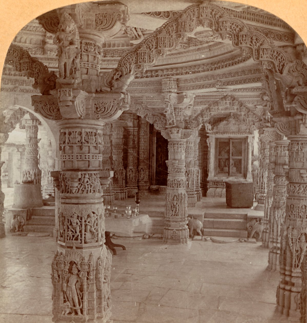Wnętrze świątyni Dilwara, Mount Abu, Indie, 1901. autorstwa Keystone View Company